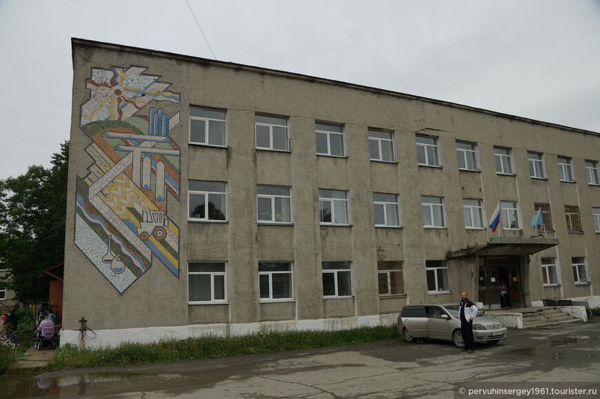 Мозаичное панно в поселке Луговое, по ул. Дружбы, 75, на фасаде административного здания совхоза Комсомолец.