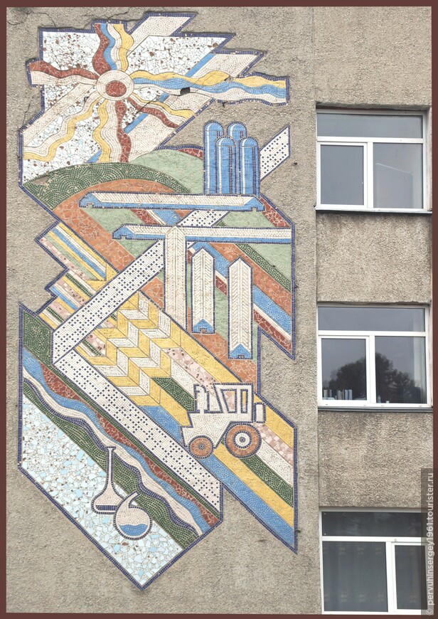 Мозаичное панно в поселке Луговое, по ул. Дружбы, 75, на фасаде административного здания совхоза Комсомолец.