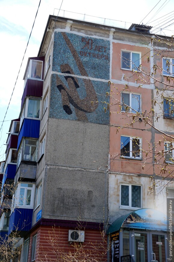 Мозаика на фасаде жилого дома по ул. Сахалинской, 51. 