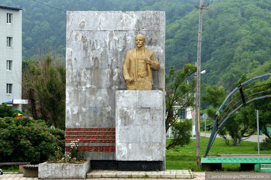 Памятник В.И. Ленину в поселке Правда Холмского района