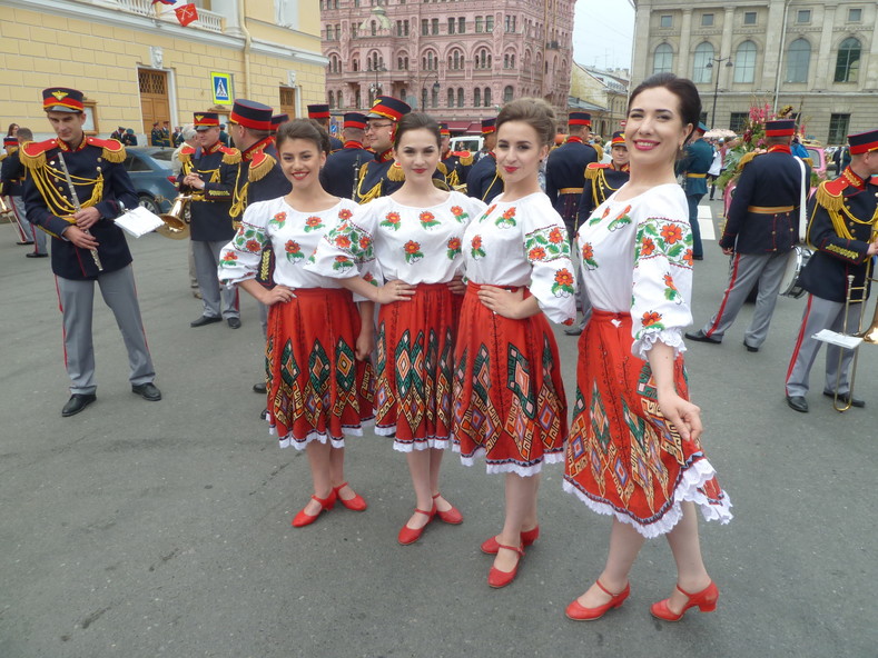 Празднование Дня России в Санкт-Петербурге. Парад цветов и оркестров.