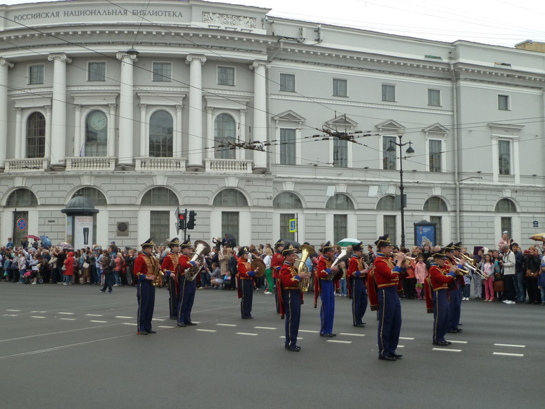 Празднование Дня России в Санкт-Петербурге. Парад цветов и оркестров.