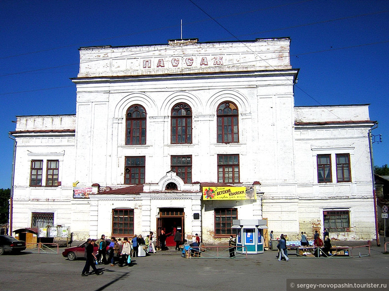 Здание Пассажа осталось практически без изменений с 19 века... г. Ирбит, 2004. © Сергей Новопашин, 2004