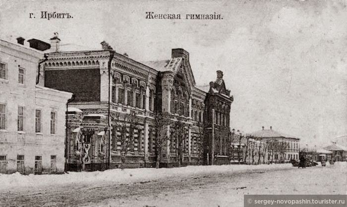 Здание женской гимназии в Ирбите (1885). Находится на нынешней улице Карла Маркса, бывшей Пермской. Здание возведено по проекту архитектора Юлия Дютеля.