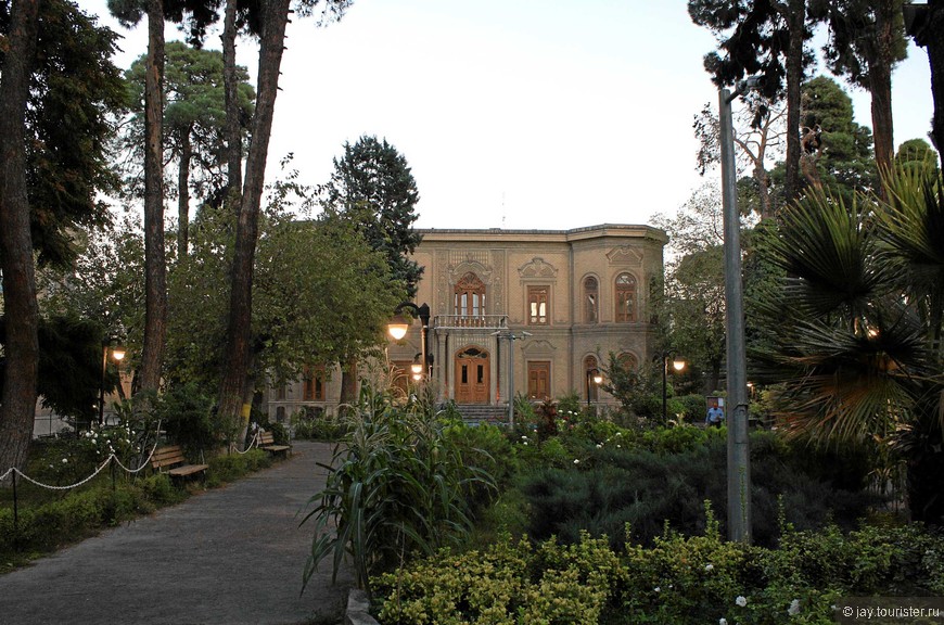 Музей стекла и керамики в Тегеране