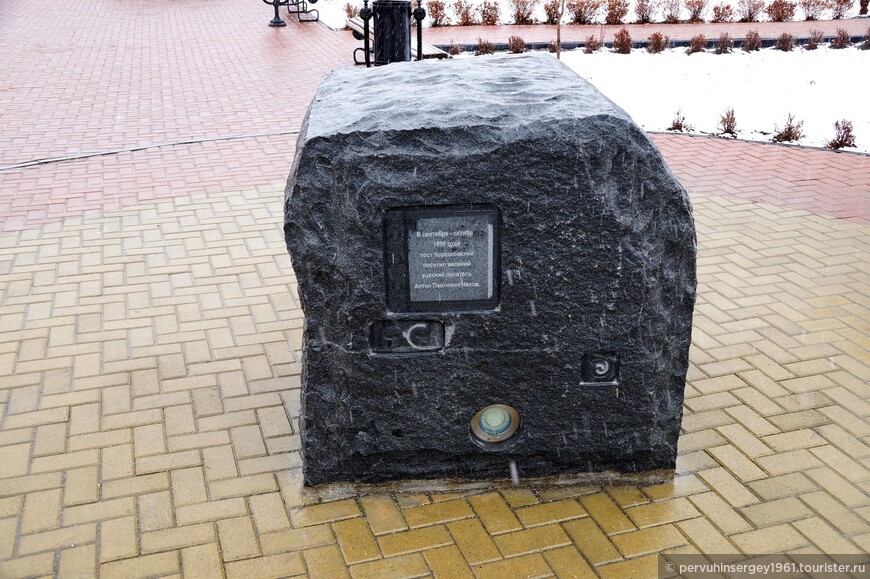 Памятные камни на площади В.И. Ленина, посвященные 1853, 1869, 1890 и 1946 году. Один из камней