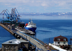 Порт в хорошую весеннюю погоду. Южный пирс со стоящим рядом "Игорем Фархутдиновым"