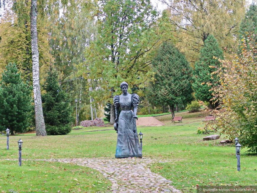 Памятник Марии Тенишевой во Флёнове. Она по-прежнему встречает своих гостей