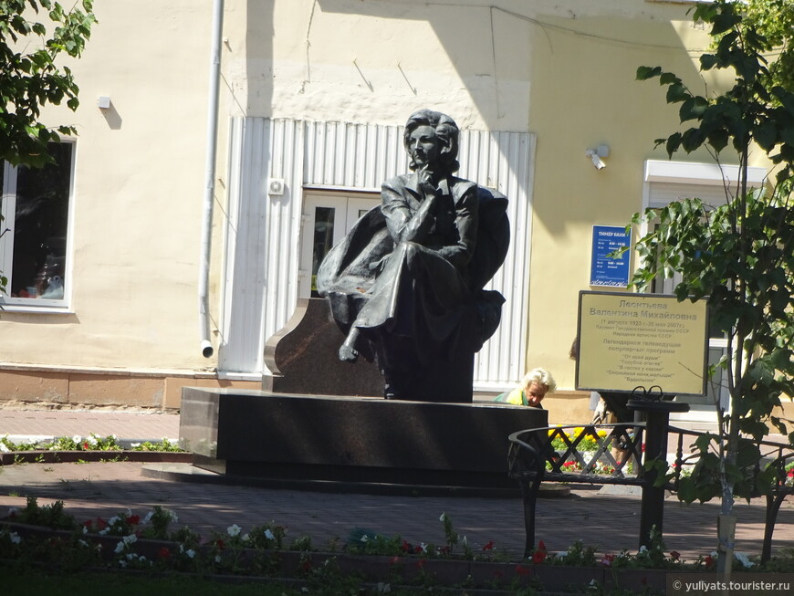 Памятник Валентине Леонтьевой (знаменитой тете Вале)