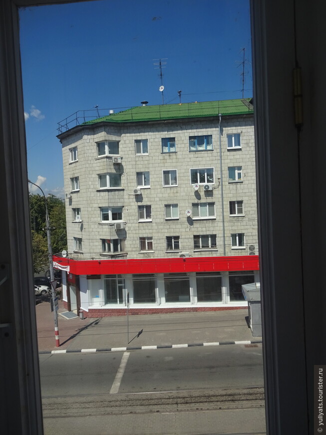 Дом, где мы снимали квартиру. Вид из окна дома Гончарова.