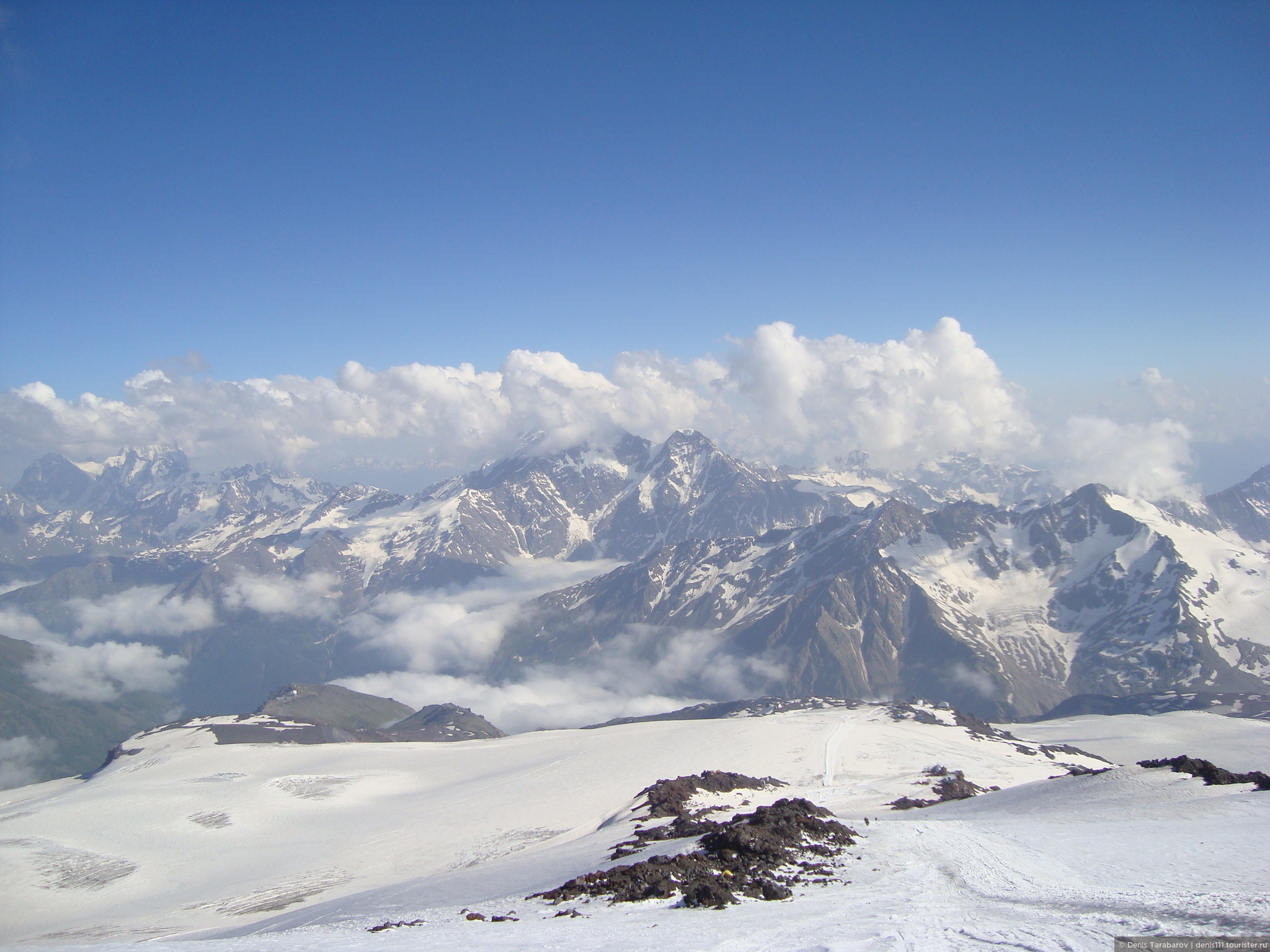 Погода на горе эльбрус на 14. Эльбрус 5642. Кабардино Балкария восхождение на Эльбрус. Эльбрус на рассвете. Высокая гора рядом с Эльбрусом.