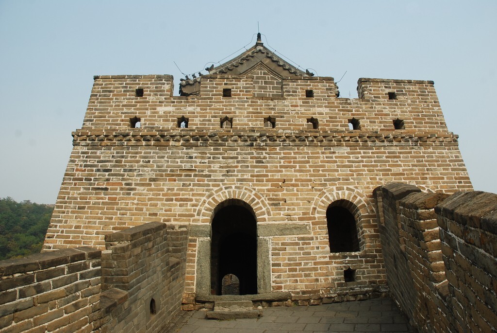Легенды великой стены. Великая китайская стена башни. Башня Великой китайской стены фото. Башни и бойницы китайской стены. Военные башни китайская стена.