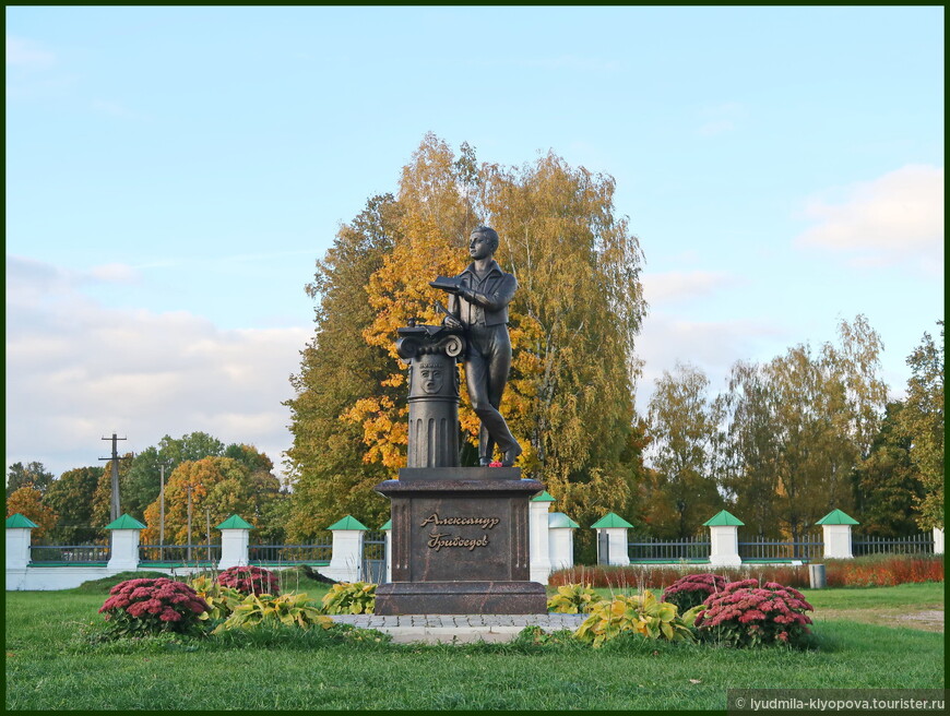 Памятник Грибоедову во внутреннем дворе усадьбы