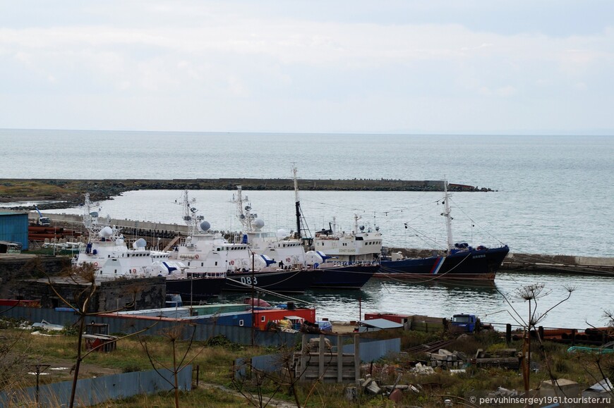 Корабли Береговой охраны в северном ковше порта Корсаков