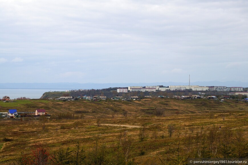 Вид на Корсаков и залив Анива с сопки Заповедная, Маяк Корсаковский (Томари-Анива).