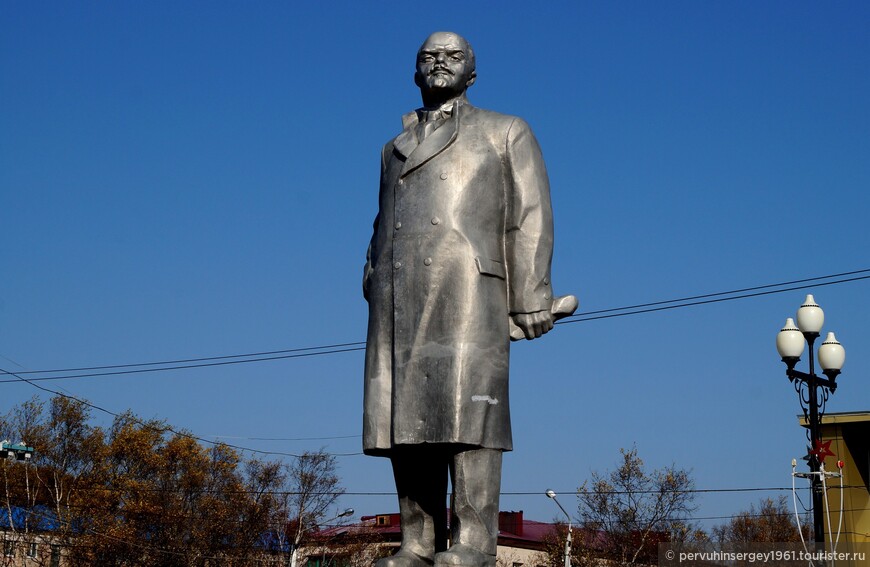 Памятник В.И. Ленину, на площади В.И. Ленину в Корсакове (1995)
