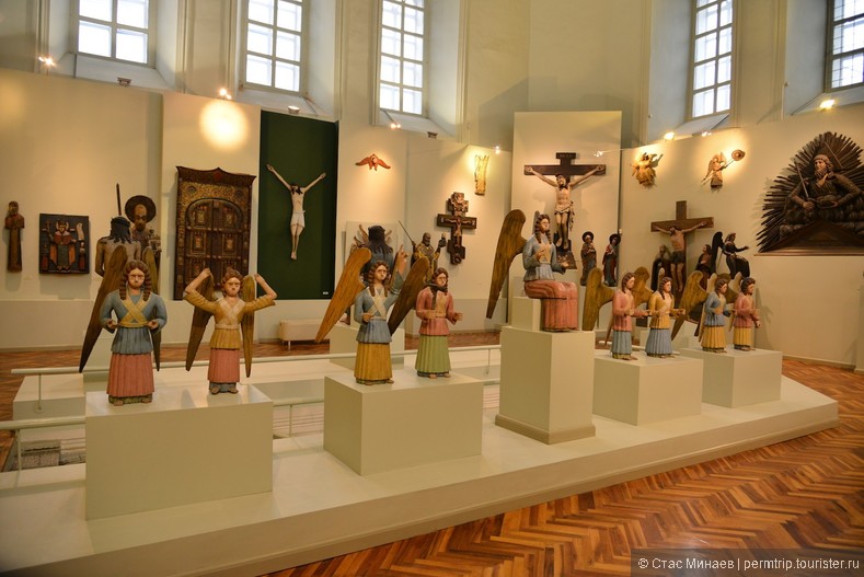 Скульптуры пермских деревянных богов в Художественной галерее Пермского края