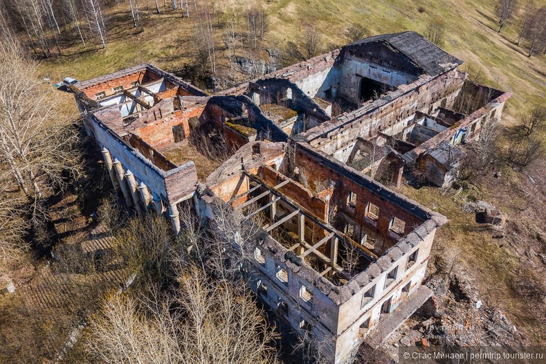 Здание дома культуры в городе-призраке Верхняя Губаха