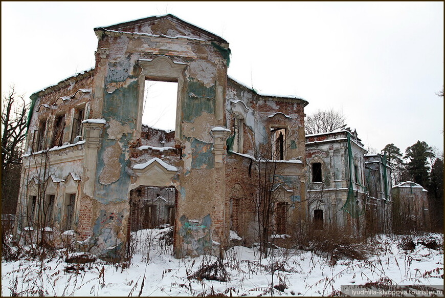 Руины главного усадебного дома в Никольском-Прозоровском. Фотография из Интернета