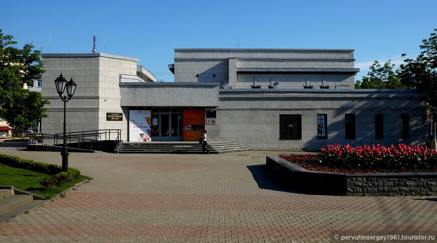 Сахалинский областной художественный музей. Летнее фото