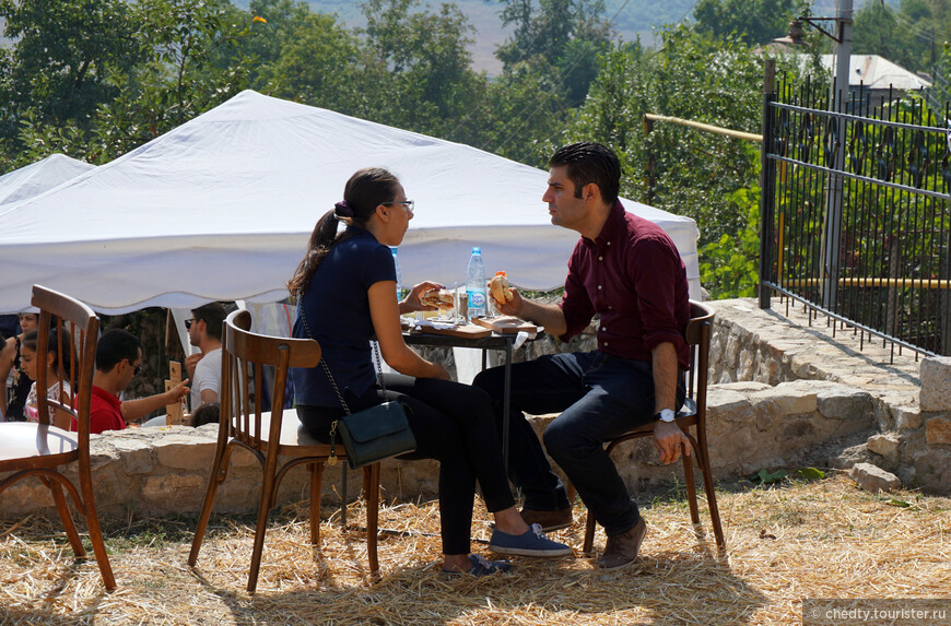 Есть в Армении люди, которые на винном фестивале едят бургеры и запивают их очищенной на фильтрах водопроводной водой БонАква