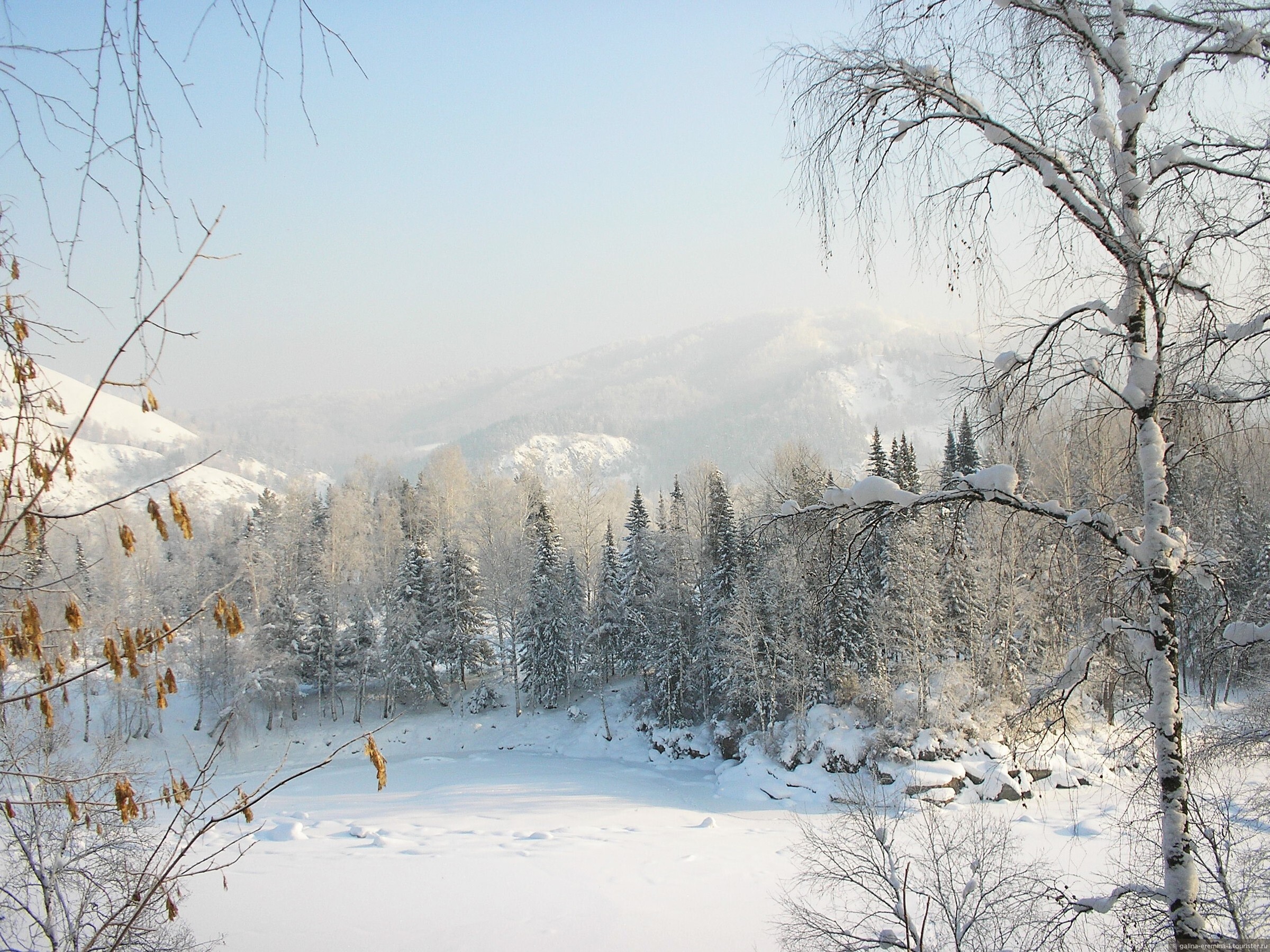 Погода в аи алтайского края. Озеро ая зимой. Озеро ая Алтай зима. Ая зимой Алтайский край. Озеро ая горный Алтай зимой.