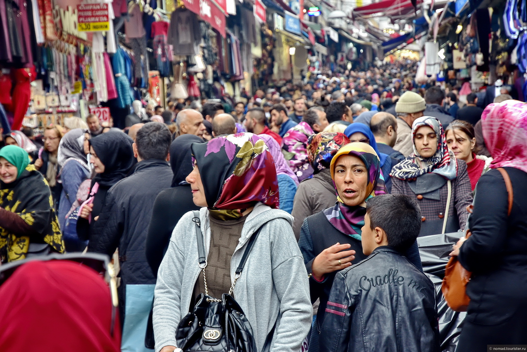 Люди живущие в стамбуле. Стамбул жители. Стамбул фото люди. Стамбул в час пик. Стамбул люди на улице.