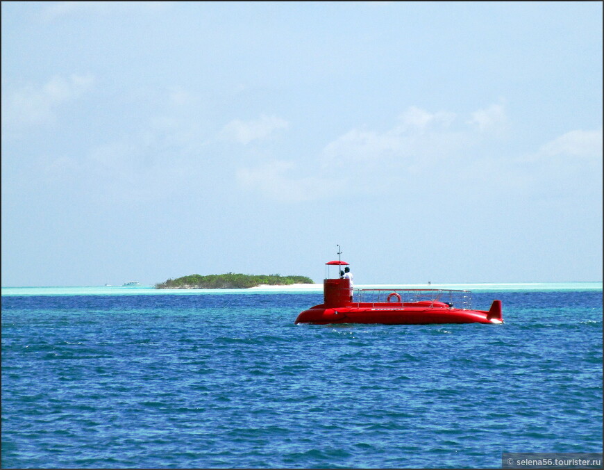 Подводная лодка с отдыхающими с отеля Курамати. Виден остров ,у которого мы плавали на выездном сноркелинге.