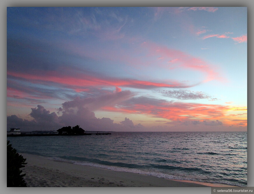 Неповторимые   ежевечерние закаты  доставляют особенное  удовольствие на мальдивских островах.