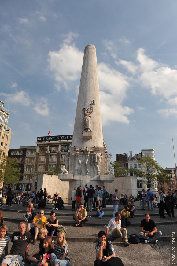 Национальный монумент — мемориал на площади Дам в Амстердаме в память о жертвах Второй мировой войны. 