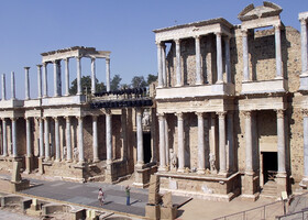 Римский Тетр Мериды (Teatro romano de Mérida). Согласно надписи, высеченной на стене театра, он был построен в 15-16 годах до н. э. Император Август поручил своему зятю консулу Марку Випсанию Агрипа (Marco Vipsanio Agripa) построить этот храм искусств. Театр несколько раз подвергался реконструкции, самую масштабную провели в конце I – начале II вв., предположительно в правление императора Траяна. Тогда и появился фасад перед сценой. В 330-340 гг., уже при Константине, в оформление театра внесли новые архитектурно-декоративные элементы, а вокруг театра организовали прогулочную аллею.