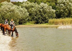 Можно осуществить и конную прогулку. Уровень воды в озере напрямую зависит от количества выпавших в горах осадках и жажды коней.