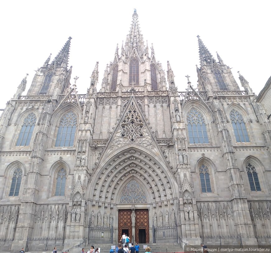 Собор Святого Креста и Святой Евлалии (Catedral de la Santa Creu i Santa Eulàlia). Главное религиозное сооружение Барселоны находится в центральной части готического квартала и хранит в себе множество религиозных и исторических ценностей.