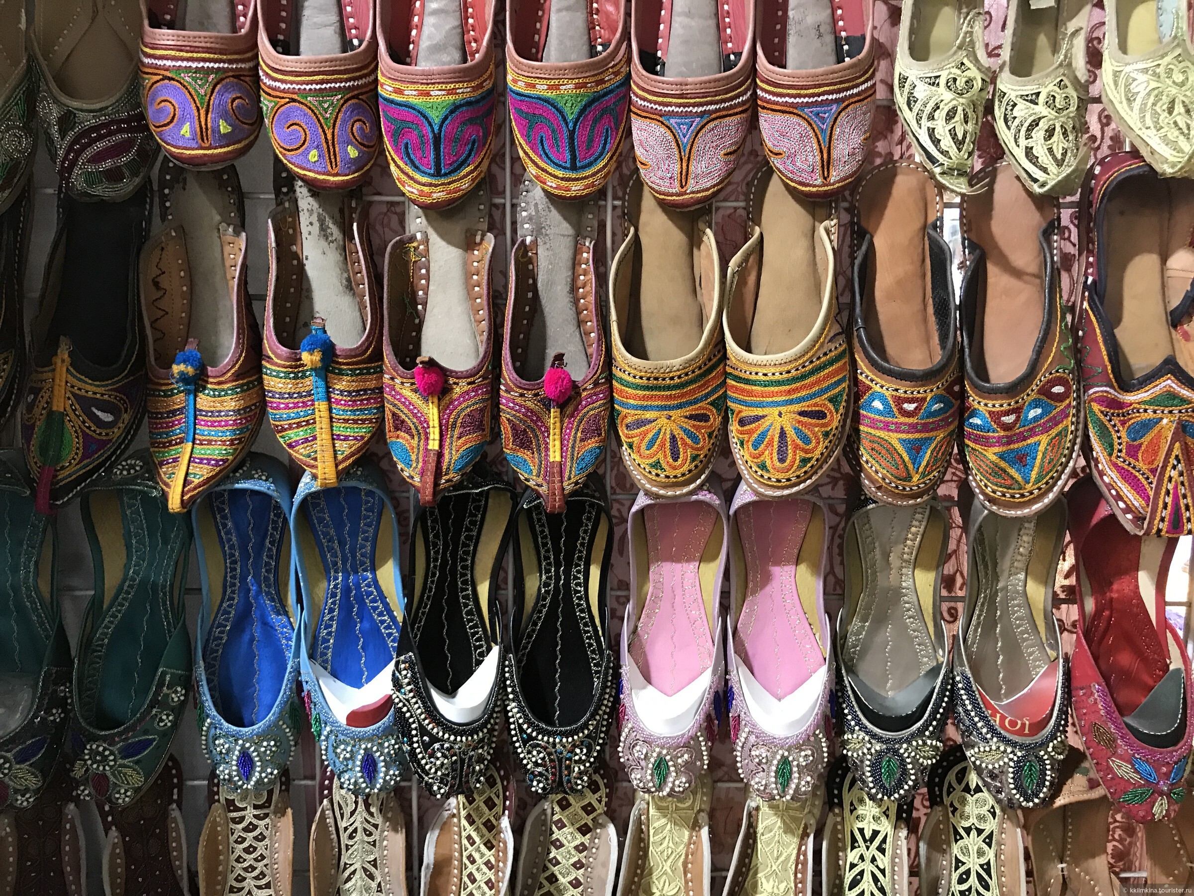 Что можно привезти из дубая. Сувениры из Эмиратов. Обувь в Эмиратах. Обувь в Дубае. Обувь из Дубая.
