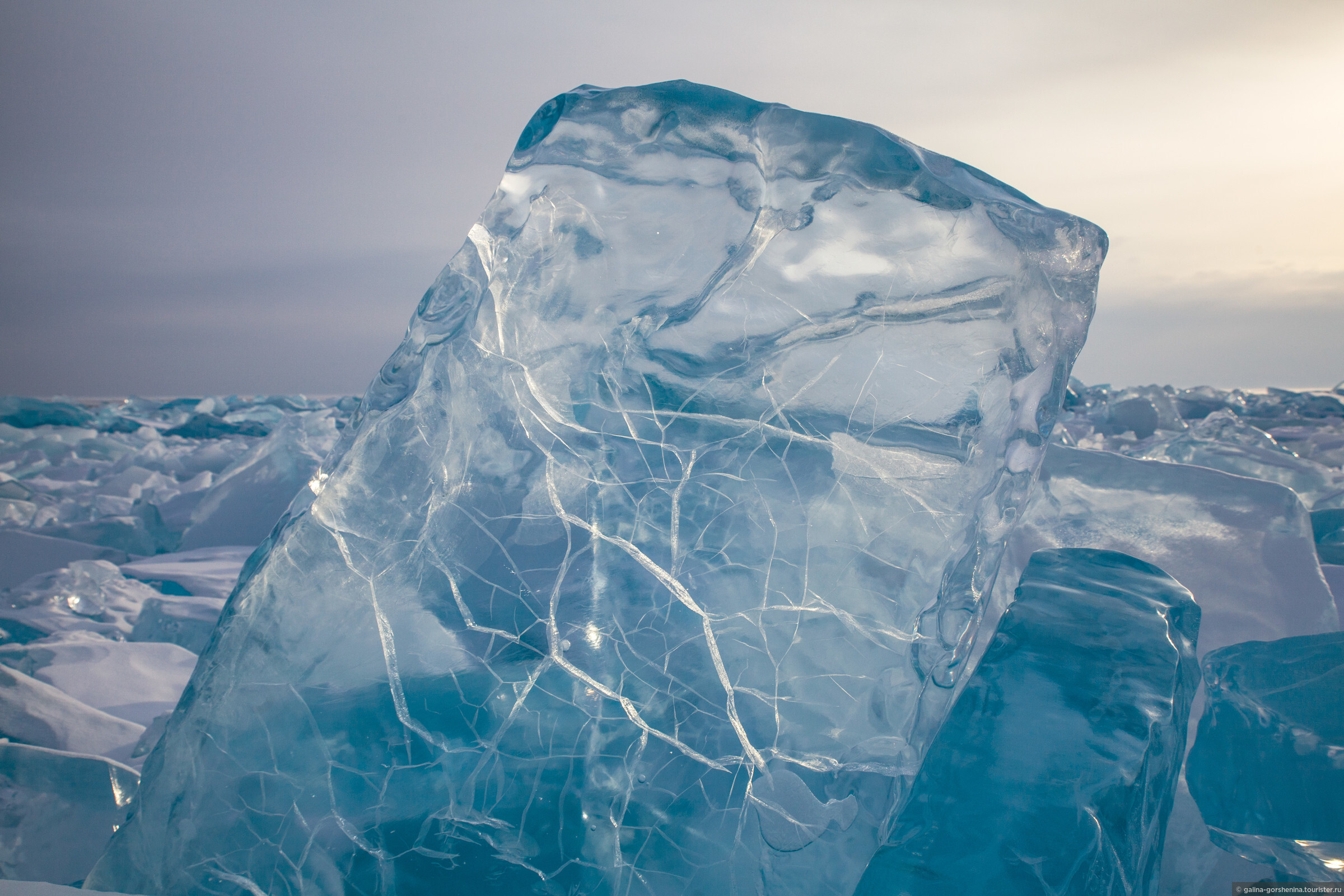 Глыба льда на воде. Кристальный лед Байкала. Кристально чистый лед Байкала. Бирюзовый лёд озера Байкал. Озеро Байкал Кристальный лёд.