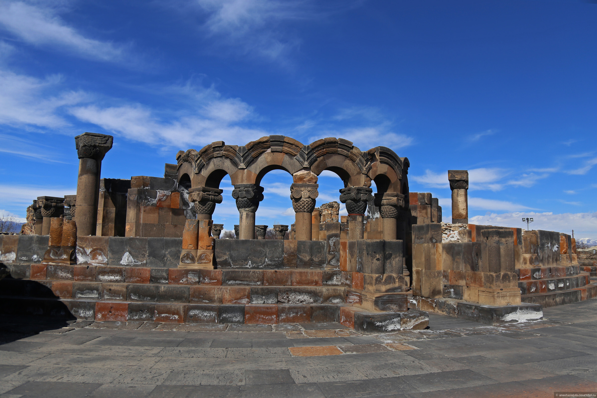 Где находится звартноц. Храм Звартноц в Армении. Эчмиадзин Звартноц. Эчмиадзин - храм Звартноц. Руины храма Звартноц.