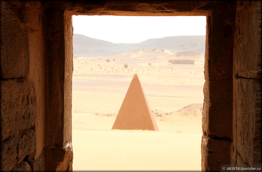 Портал в другой мир или детали пирамид Мероэ