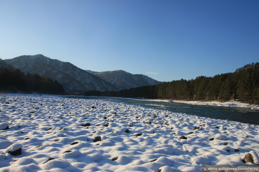 Каменистое дно Катуни зимой покрыто снегом.