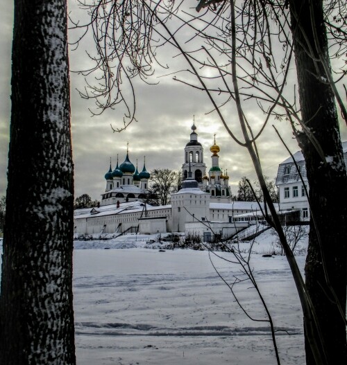 Обретение Толги, монастырь за колючей проволокой.