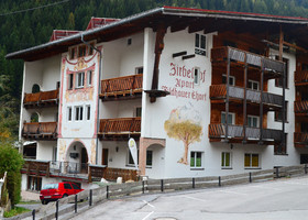 Ухоженная и уютная деревня Флирш находится в Лехтальских Альпах, в долине Штанцерталь, между городами Ландек и Санкт-Антон-Ам-Арльберг.