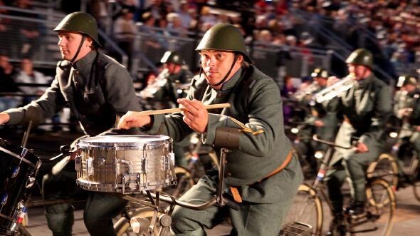 Военный оркестр Голландии дал концерт, не слезая с велосипедов