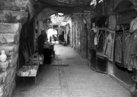 Улочки исторической части Хеврона представляют собой рынок. Достаточно типично.
