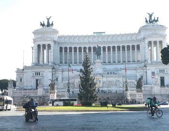Самая красивая рождественская ель Европы – в Вильнюсе, самая скандальная – в Риме
