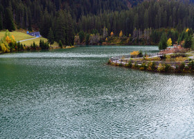 С одной стороны озеро ещё одно мини-озеро в форме сердечка! Идиллистическая картинка.
