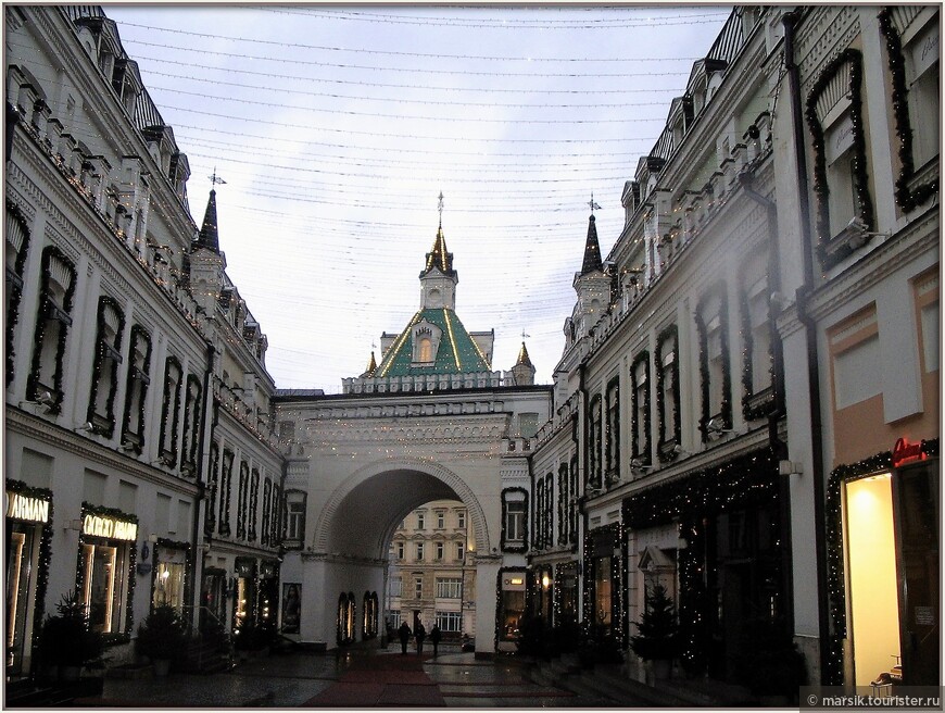 Падал зимний дождь в Москве предновогодней...