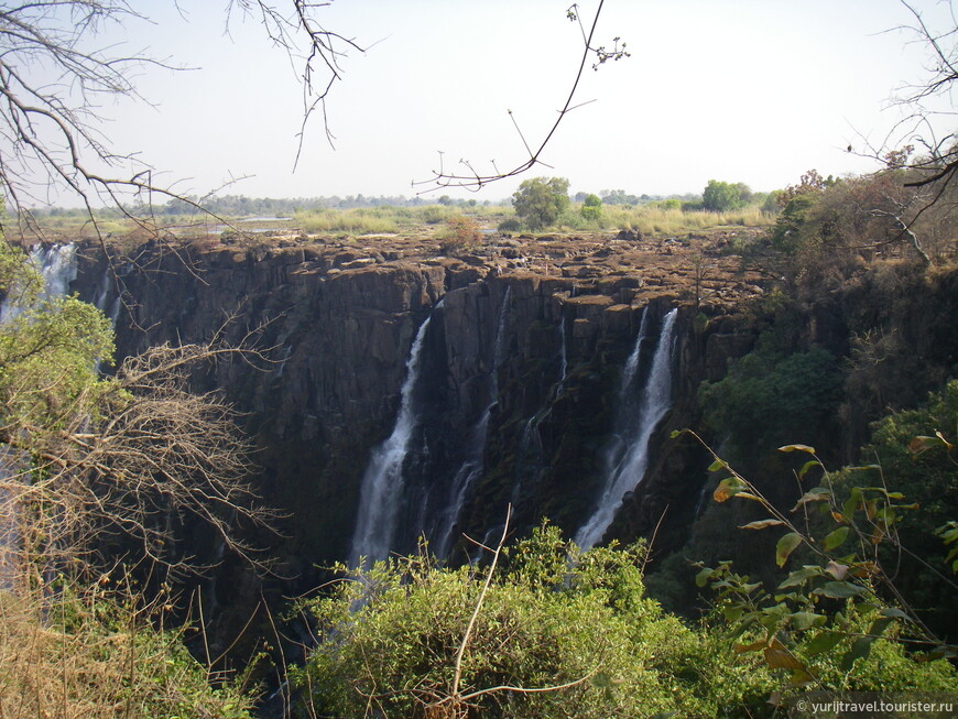 Стена водопада Rainbow Falls на стороне Замбии.Август 2012 г.