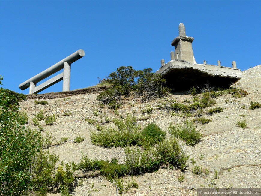 Памятник воинской доблести «Гунсо кинэнхи» нависающий над обрывом. Фотография август 2009 года