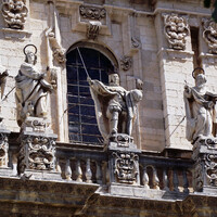 Catedral de la Asunción. Главный фасад собора (1667-1688) является одним из выдающихся образцов испанского барокко.  В нижней части возвышаются колонны, между которыми помещены статуи святых Петра и Павла в нишах и три барельефа с изображением сцены Вознесения Богородицы, святой Екатерины и архангела Михаила (соответствуют трем порталам главного фасада). Выше находится ряд окон с балконами; над аркой центрального балкона — барельеф «Плат Вероники». На балюстраде установлено 8 статуй святых и скульптура Фердинанда III в центральной нише.