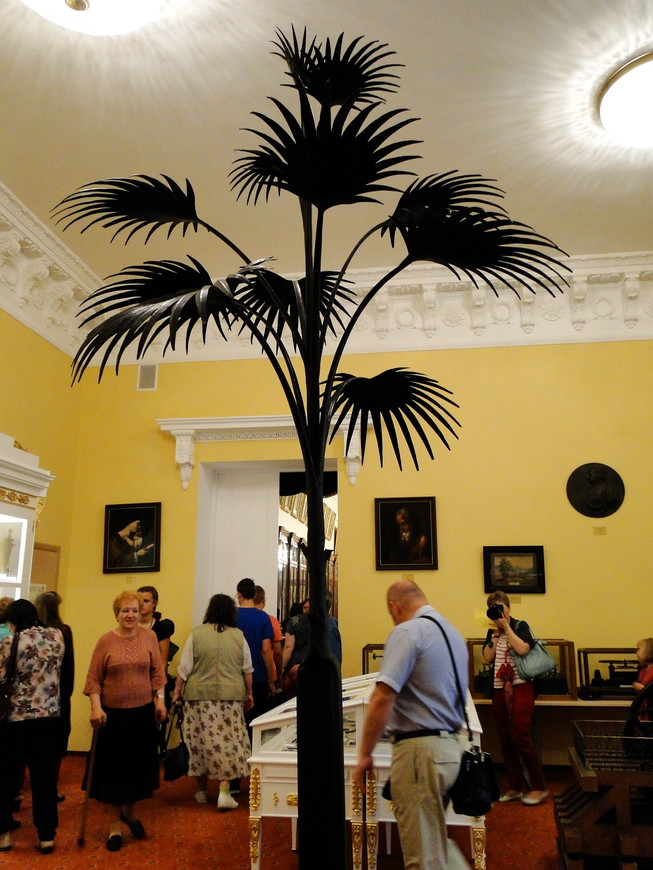 Пальма, выкованная из рельса донецким кузнецом Мерцаловым А.И., экспонировалась на Всероссийской промышленной выставке в 1896-1898 годах