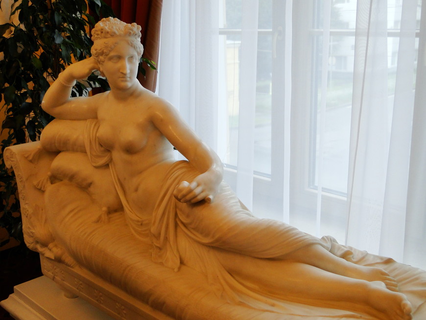 Паолина Боргезе в образе Венеры, каррарский мрамор